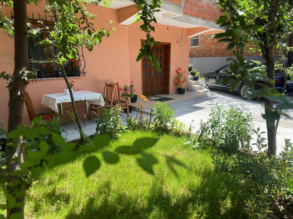 Guri Guest House Поградец Экстерьер фото